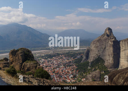 Vista sulla città Kalabaka da Meteora, Grecia Foto Stock