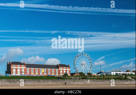 Whitmore Bay, una grande spiaggia sabbiosa di Barry Island in Galles del sud su una luminosa e soleggiata giornata autunnale Foto Stock