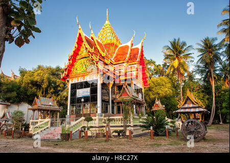 Tempio buddista in Pranburi a sud di Hua Hin, Thailandia Foto Stock