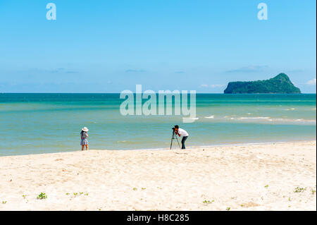 La vita in spiaggia a sud di Hua Hin Tailandia Foto Stock