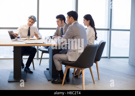 Aziende cinesi persone aventi una riunione nella sala riunioni Foto Stock