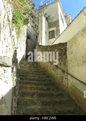 Back street passi al di fuori della strada principale di Amalfi Foto Stock
