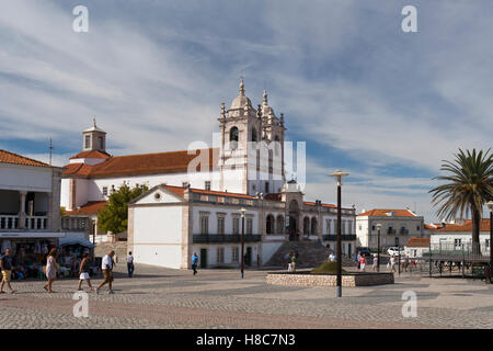 L'imponente chiesa di Nostra Signora di Nazare (Igreja de Nossa Senhora da Nazare) situato sulla cima di una collina o Sitio affacciato Nazare, Foto Stock