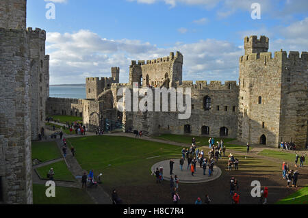 Le persone che visitano la finestra piangendo a Caernarfon Castle per ricordare i 100 anni della prima guerra mondiale. Foto Stock