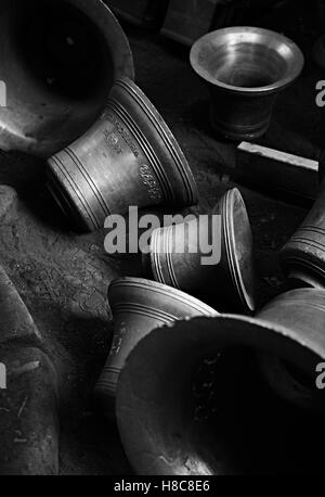 Campane sul pavimento della Cappella bianca fonderia, London, Regno Unito Foto Stock