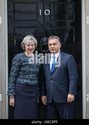 Il primo ministro Theresa Maggio incontra il Primo Ministro ungherese Viktor Orban.essi rappresentano per i fotografi sul passo di 10 Downing St Foto Stock