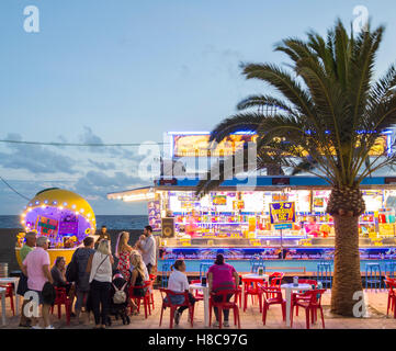 Pressione di stallo di cibo sulla spiaggia durante il festival Womad in Gran Tarajal su Fuerteventura Isole Canarie Spagna Foto Stock