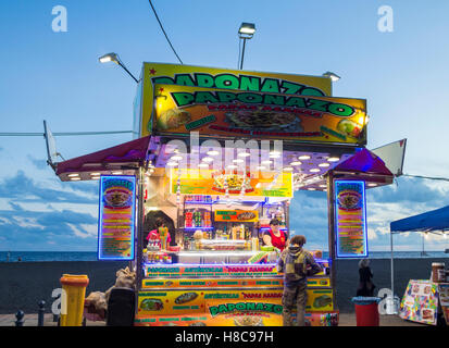 Pressione di stallo di cibo sulla spiaggia durante il festival Womad in Gran Tarajal su Fuerteventura Isole Canarie Spagna Foto Stock