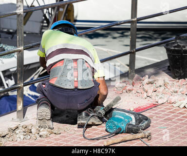 Workman con fascia di sostegno per la schiena Foto Stock