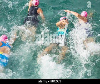 Vista aerea di triatleti di nuoto in mare durante la gara. Foto Stock