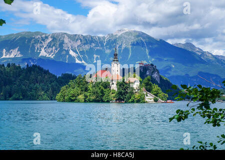 Lago di Bled in Slovenia, vista la famosa chiesa Foto Stock
