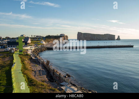 Percé rock e villaggio Percé come visto sulla cima di torre di osservazione in Gaspésie, Canada, 2016 Foto Stock