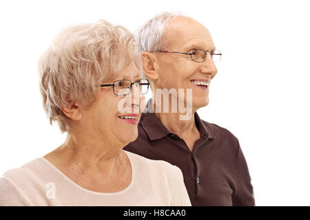 Uomo maturo e la donna guardando in lontananza isolato su sfondo bianco Foto Stock