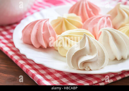 Freschi colori deliziosi biscotti meringa servita su piastra bianca Foto Stock