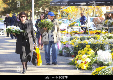 Persone che acquistano decorazioni floreali al cimitero il giorno di Tutti i Santi nella Velika Gorica, Croazia. Foto Stock