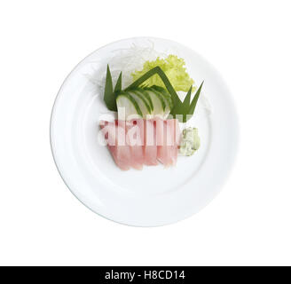 Sashimi di tonno fresco nel piatto su sfondo bianco e sono tracciati di ritaglio. Foto Stock