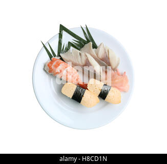 Frutti di mare Sushi nel piatto su sfondo bianco e sono tracciati di ritaglio. Foto Stock