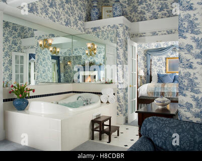Stanza da bagno ensuite con blu toile de Jouy wallpaper e vista alla camera da letto. Foto Stock