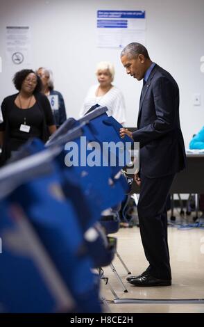 Il Presidente degli Stati Uniti Barack Obama getta il suo voto nelle elezioni presidenziali durante il voto anticipato alla contea di Cook ufficio edificio Ottobre 7, 2016 a Chicago, Illinois. Foto Stock