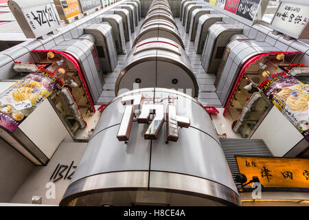 Giappone, Tokyo, Ginza, Chuo-Dori. Vista direttamente verso l'alto di acciaio famoso edificio colonnato, 4-6-18 Ginza, con il famoso Cafe Miyuki kan piano. Foto Stock