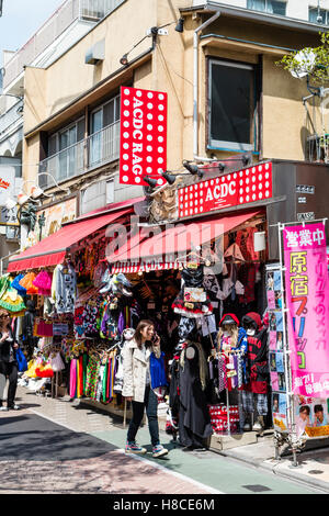 Giappone, Tokyo Harajuku, Takeshita-dori. Famoso ACDC Rag, Gothic Lolita store. Vista lungo la strada con store in primo piano. Poche persone. Foto Stock