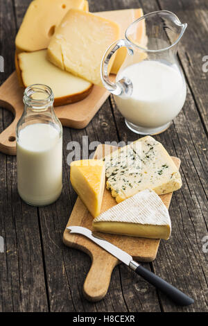 Diversi tipi di formaggi sul vecchio tavolo in legno. Foto Stock