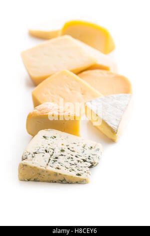 Diversi tipi di formaggi isolati su sfondo bianco. Foto Stock
