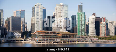 La vista panoramica di Vancouver la skyline di una luce del mattino (British Columbia). Foto Stock