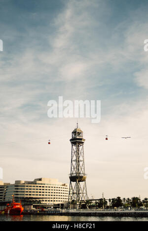 Una torre del Montjuïc funivia nel porto di Barcellona, Spagna. Foto Stock