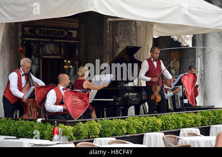 Orchestra in la tradizionale caffetteria caffè Florian in Piazza San Marco di Venezia in Italia. Foto Stock