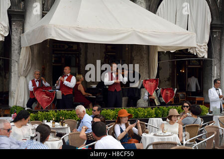 Orchestra in la tradizionale caffetteria caffè Florian in Piazza San Marco di Venezia in Italia. Foto Stock