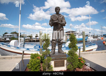 Tarpon Springs Florida USA una scultura in memoria del 'spongers' sul lungomare a Tarpon Springs Foto Stock