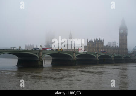 Autunno nebbia mattutina di Londra avvolgenti Big Ben durante l'ora di punta. Foto Stock