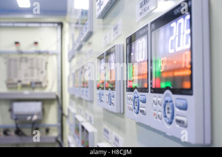 Schermo e controller su attrezzature industriali Foto Stock