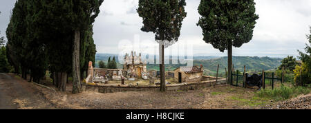 Il piccolo cimitero di Toiano, un toscano abbandonati hilltop village in Italia Foto Stock