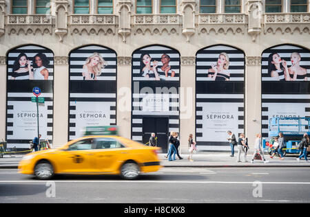 Un futuro Sephora store, programmata per aprire nel 2017, sulla Fifth Avenue a New York il giovedì, 3 novembre 2016. I padroni di casa sulla Quinta Avenue, a premiere shopping street, sono segnalati per essere in possesso di un numero record di vetrine vuote. Disponibilità su avenue ha saltato un 15,9% tasso di posto vacante da soltanto un 10 percento tasso al tempo stesso lo scorso anno. ( © Richard B. Levine) Foto Stock