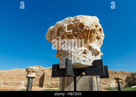 Resti di antiche colonne romane a Cesarea Maritima National Park, Israele Foto Stock