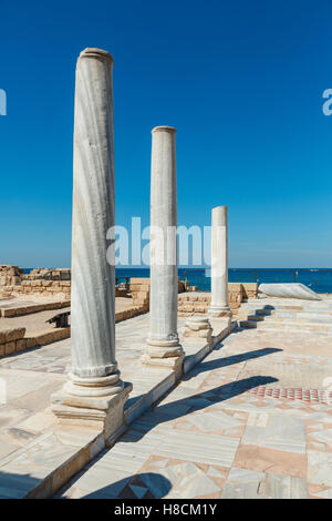 Rovine di antica architettura bizantina con colonne, piastrelle e mosaici a Cesarea Maritima National Park, Israele Foto Stock