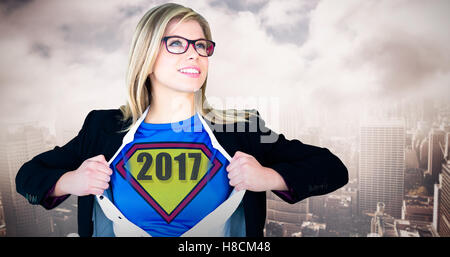 Immagine composita di imprenditrice aprendo la sua camicia stile di supereroi Foto Stock