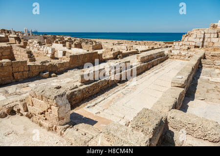 Cesarea, Israele - 2 Aprile 2016: resti di antiche città Bizantina di strade e di mosaico in Cesarea Maritima National Park, Isr Foto Stock