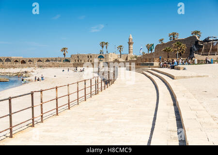 Cesarea, Israele - Aprile 2, 2016: i turisti su un mare costa tra antichi resti di Ceasarea in Maritima Parco Nazionale in Caesa Foto Stock