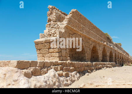 Antico Acquedotto Romano su un mare costa in Maritima Parco Nazionale in Cesarea, Israele Foto Stock