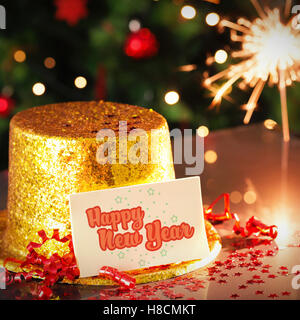 Felice anno nuovo carta appoggiata su oro party hat Foto Stock