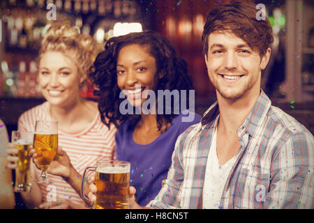 Immagine composita del ritratto di allegro amici avente la birra Foto Stock