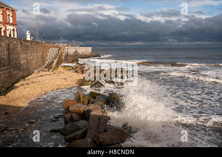 Vista di Hartlepool Headland che mostra il mare in tempesta,blu cielo nuvoloso e la spiaggia rocciosa sulla costa nord est dell' Inghilterra Foto Stock