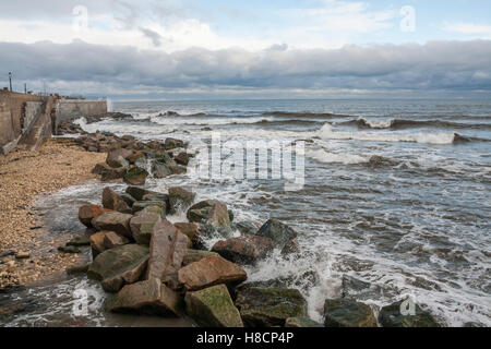 Vista di Hartlepool Headland che mostra il mare in tempesta,blu cielo nuvoloso e la spiaggia rocciosa sulla costa nord est dell' Inghilterra Foto Stock