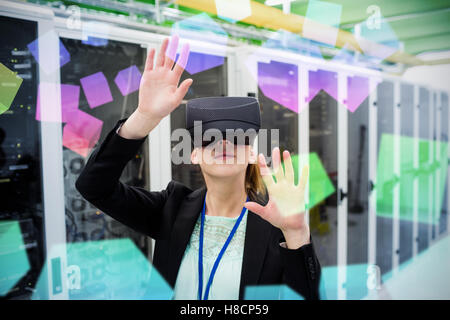 Immagine composita di generati digitalmente i cubetti di grigio floating Foto Stock