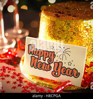 Felice anno nuovo carta appoggiata su oro party hat Foto Stock