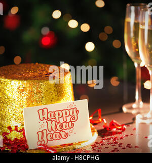 Felice anno nuovo carta appoggiata su oro party hat Foto Stock