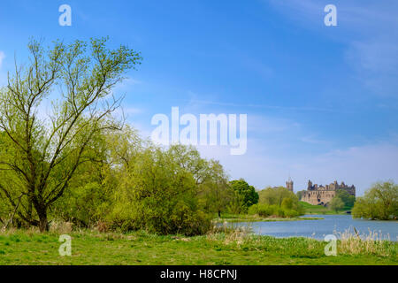 Linlithgow Loch e Palazzo, summer view Foto Stock